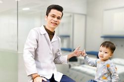 Con ho - sổ mũi khi giao mùa, cha mẹ nên cho đi khám nếu có 1 trong 5 dấu hiệu này