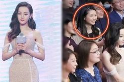 Biểu cảm thú vị của một phụ nữ khi nhìn thấy Địch Lệ Nhiệt Ba