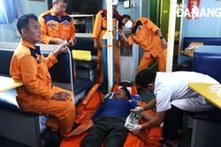 Kịp thời cứu nạn ngư dân bị tai biến khi hành nghề trên biển