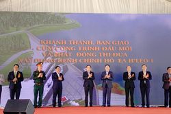 Phó Thủ tướng Trần Lưu Quang bấm nút khánh thành hồ chứa nước Ea H'leo 1