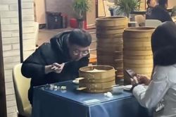 Đi hẹn hò xem mắt buổi đầu tiên, cô gái chết lặng vì đối phương ăn hết 18 lồng bánh bao còn không muốn bỏ tiền thanh toán