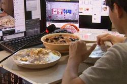 Mukbang - Trào lưu 'ăn thùng uống vại' đang 'hot' trên thế giới: Ai không nên áp dụng?