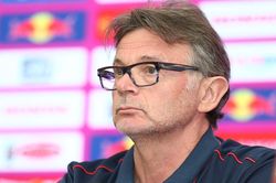 HLV Troussier: 'V.League 4 tháng chỉ đá 4 trận, bằng thời gian đó ở châu Âu họ đá 40 trận'