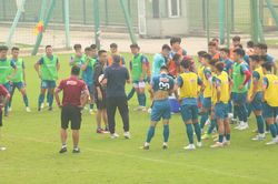 HLV Philippe Troussier: 'U23 không sợ hãi trước đàn anh ĐT Việt Nam'