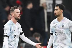 Liverpool bị chế nhạo 'thắng MU là do tai nạn', 'chỉ giành được Cúp 7-0' sau khi thua sốc đội bét bảng