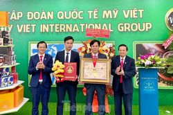Trao Chứng nhận kỷ lục Hộp cà phê hòa tan lớn nhất Việt Nam