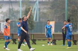 HLV Troussier: 'Tôi sẽ bổ sung thêm 4 cầu thủ từ đội U20 Việt Nam'