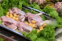 Ếch đã chế biến vẫn bật nhảy tanh tách trên bàn ăn