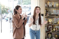Lộ ảnh Lương Thùy Linh, Đoàn Thiên Ân đi hát... lô tô