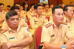 30 chiến sĩ CSGT tăng cường cho 10 trung tâm đăng kiểm ở Hà Nội