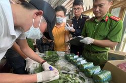 Bí mật trong những đòn giò chả trên chuyến xe qua biên giới
