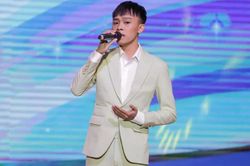 Hồ Văn Cường gây xôn xao khi được dàn vệ sĩ cùng nhân vật đặc biệt 'tháp tùng' ra về sau show diễn