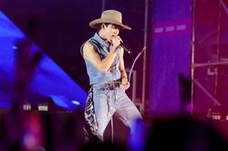 MONO tái hiện lại cú đá 'triệu view' trên sân khấu, dân mạng: 'Chất như ngày đầu'