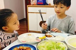 Giao việc bếp núc cho 2 con, mẹ nhàn nhã thưởng trà và cái kết bất ngờ
