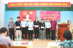 62 học sinh, sinh viên có hoàn cảnh khó khăn nhận học bổng VNSF