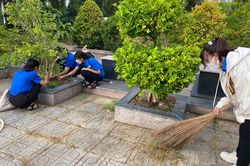 Hơn 250 đoàn viên, thanh niên, cán bộ, chiến sĩ tham gia dọn vệ sinh tại Nghĩa trang liệt sĩ Hòn Dung