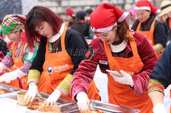Hơn 200 người dân và du khách tham gia học làm món ăn quốc dân của Hàn Quốc tại Sa Pa