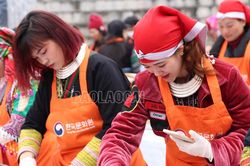 Hơn 200 người dân và du khách tham gia học làm món ăn quốc dân của Hàn Quốc tại Sa Pa