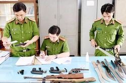 Vận động giao nộp gần 50 vũ khí, công cụ hỗ trợ