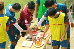 Khoa học trên bàn ăn đầy bánh kẹo, hoa quả ở sân tập của U23 Việt Nam