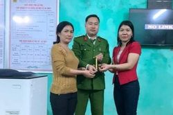 Nhặt được 1 cây vàng ở quán ăn, cô giáo mầm non vội tìm trả người bị mất