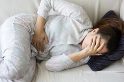 Đau hạ sườn phải cảnh báo bệnh gì?