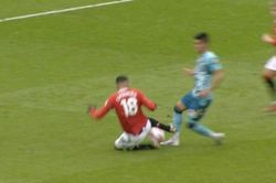 VAR vào cuộc, Casemiro nhận thẻ đỏ tranh cãi, bị treo giò 4 trận