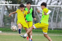 U17 Sông Lam Nghệ An làm quen mặt sân cỏ tự nhiên PVF trước trận gặp U17 Đồng Tháp