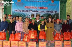 Đoàn Thanh niên Công an Nghệ An và Hưng Yên trao hàng trăm suất quà tại huyện Kỳ Sơn