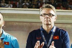 Troussier bức xúc về V-League nghỉ quá lâu