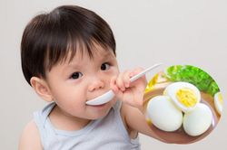 4 sai lầm khi cho trẻ ăn trứng bổ đâu không thấy chỉ thấy hại