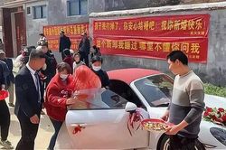 Cô dâu choáng váng khi bạn gái cũ của chồng gửi 'quà' đến đám cưới
