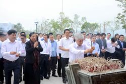 Các đoàn đại biểu tham dự Lễ hội Hoa Ban dâng hương tưởng nhớ các anh hùng liệt sĩ