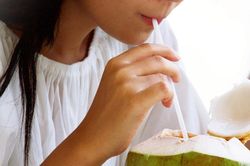 Những thời điểm không nên uống nước dừa