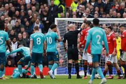 Ngoại Hạng Anh: Casemiro nhận thẻ đỏ, MU chật vật chia điểm với Southampton
