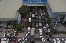 Hàng xe nối dài tại trung tâm đăng kiểm 29-08D trước thời điểm kiểm tra