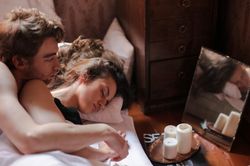 Ngủ giường riêng để cứu vãn mối quan hệ
