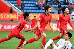 Vuột vé dự World Cup, báo Trung Quốc trách trọng tài và tranh cãi nảy lửa về 'bóng đá Thiếu Lâm'