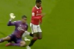 Rashford khiến cộng đồng mạng sôi sục vì 'pha ăn vạ của mùa giải'