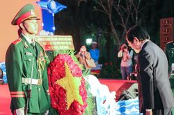 Dâng hương tưởng niệm 64 cán bộ, chiến sĩ hy sinh ở Gạc Ma