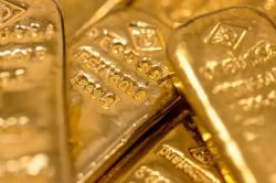 Giá vàng 'leo dốc' thẳng đứng, vượt mốc 1.900 USD/ounce