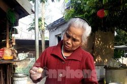 Kỳ lạ gà trống đẻ trứng nhỏ chỉ bằng đồng xu