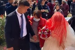 Bạn gái cũ của chú rể gửi quà cưới, cô dâu vừa nhìn đã tái mặt