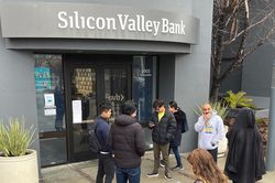 Bloomberg News: Fed tìm cách ngăn chặn các vụ phá sản tương tự SVB