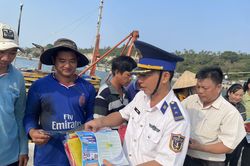 Cảnh sát biển tuyên truyền phổ biến pháp luật về chống khai thác IUU