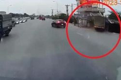 Clip: Tránh đại họa, xe tải phi thẳng vào nhà ven đường