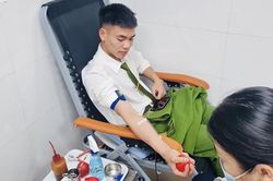 Chiến sĩ Cảnh sát PCCC hiến máu giúp sản phụ qua cơn nguy kịch