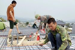 Người dân và doanh nghiệp gặp khó do vật liệu tăng giá