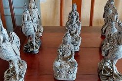Sập bẫy 'tài xế máy múc kobe' bán tượng cổ vừa đào được