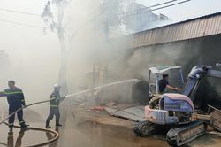 Kịp thời ngăn cháy lan vào cây xăng và nhà dân